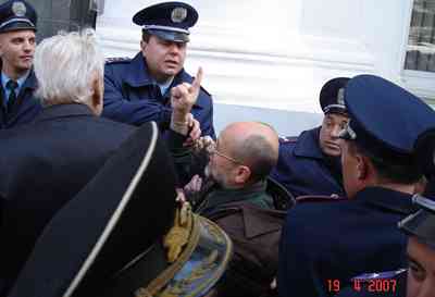 Отбиваем Ткаченко у милиции